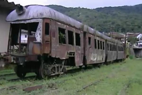 Vagões viram sucata em estações ferroviárias no interior de São Paulo