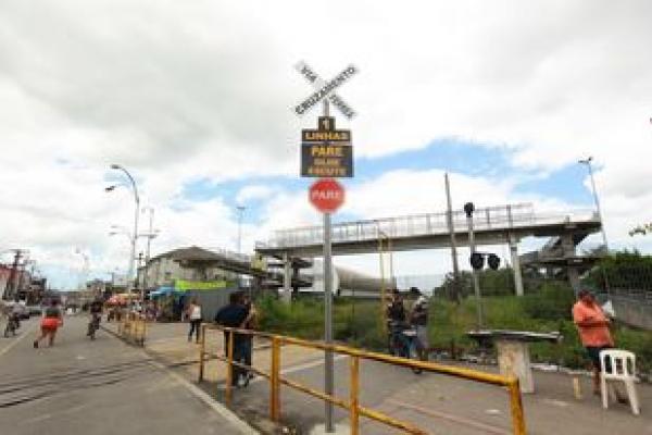 Ladrões usam ferrovia para roubar pedestres e fugir em seguida 