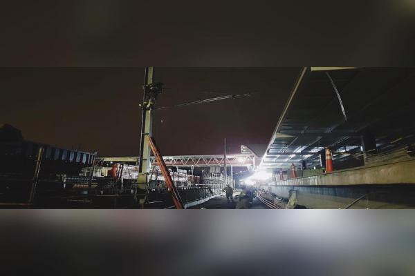 Via permanente e rede aérea estão sendo montados na estação João Dias, da CPTM