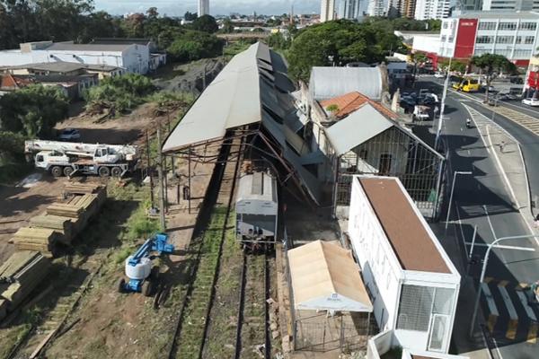 Estação Ferroviária de Americana tem linha suspensa após cobertura desabar sobre vagões