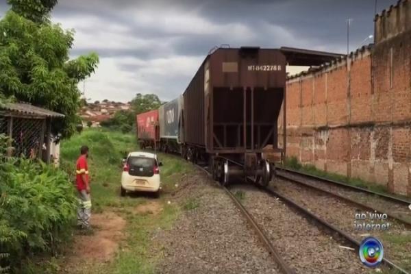 Trem carregado de soja descarrila no Centro de Catanduva