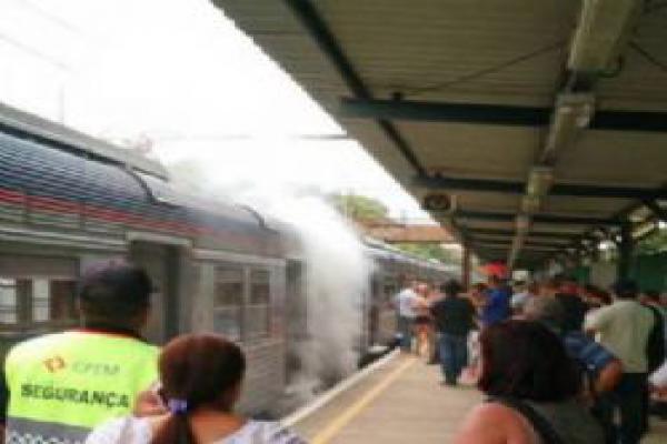  Trem da CPTM vira maria-fumaça após falha