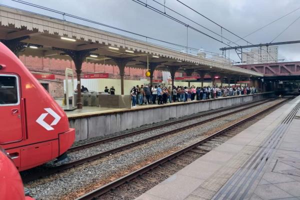 Luz tem plataforma cheia em primeiro dia do Expresso Aeroporto da CPTM