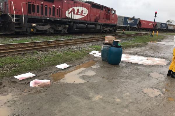 Empresa é multada em R$ 2,5 mi após pintar córrego de vermelho