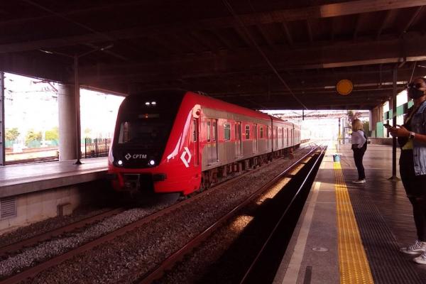 Trens da CPTM contam com novos avisos sonoros bilíngue