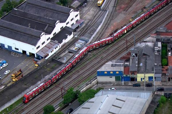 Trem descarrila perto de estação na Zona Leste de SP