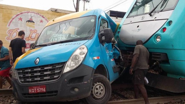 Três pessoas ficam feridas após van bater em trem na Baixada