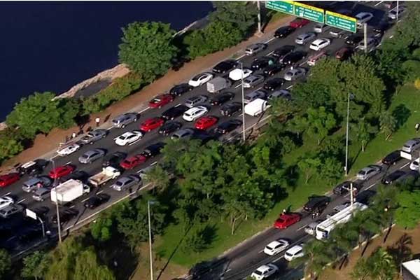SP bate recorde de lentidão da manhã no ano em dia de protestos nas vias