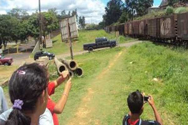 ALUNOS DENUNCIAM FALTA DE SINALIZAÇÃO NA FERROVIA