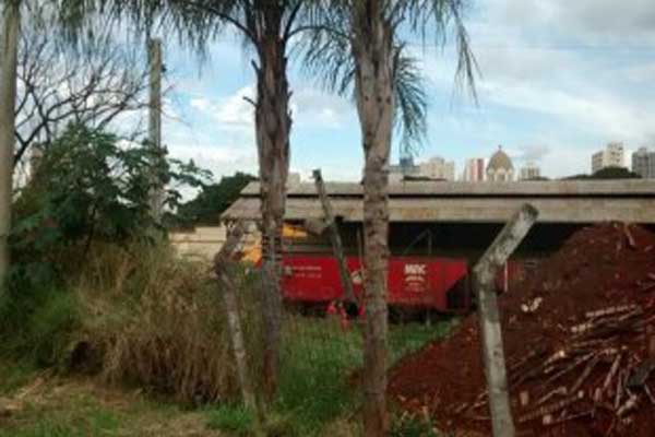 Trem descarrila no Centro e atinge prédio do Museu Ferroviário