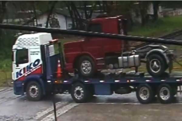 Trem atinge caminhão que parou nos trilhos e motorista escapa ileso; vídeo