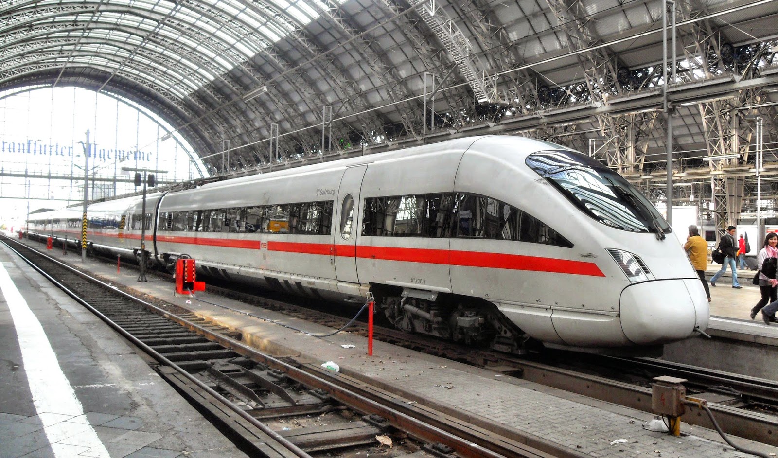 Trem de carga descarrila na Alemanha após se chocar com caixa eletrônico